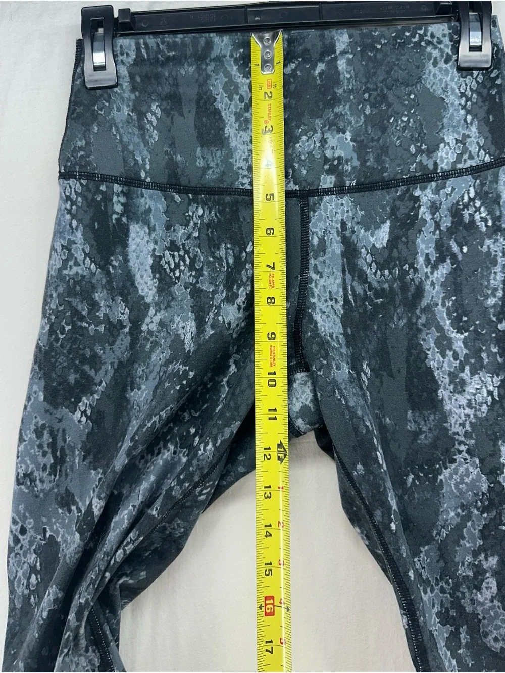 Alo Yoga Legging Airbrush Cropped‎ Capri High Rise Snakeskin Activewear Yoga M